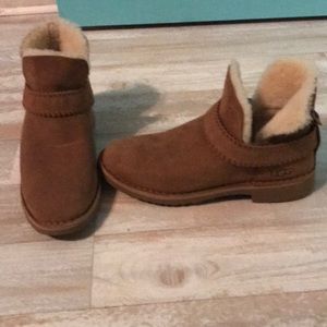 UGGS